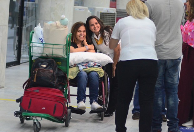 Claudia Rodrigues posa com fãs em aeroporto (Foto: AgNews)