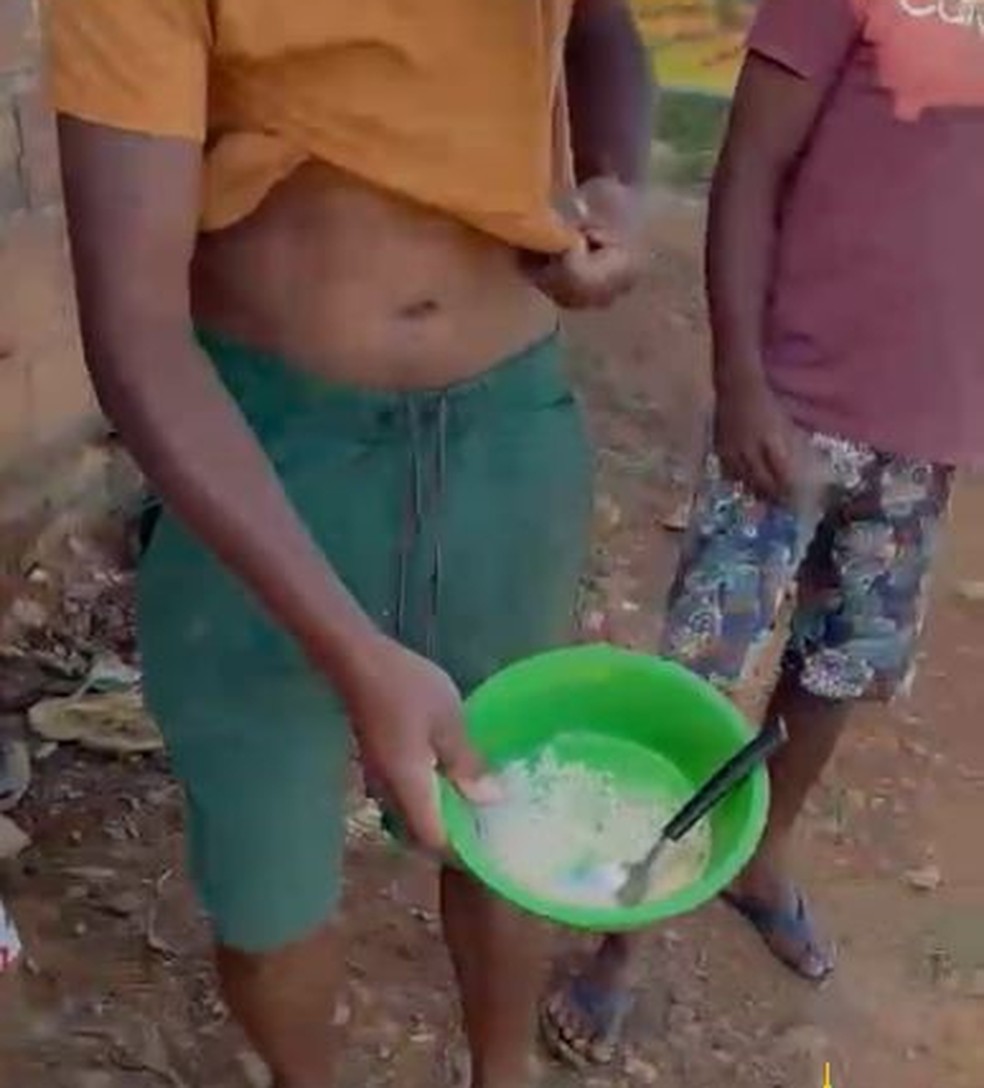 Homem resgatado de área rural do DF, onde vivia em condições análogas ao trabalho escravo, mostra prato de comida — Foto: Polícia Militar do DF/ Divulgação