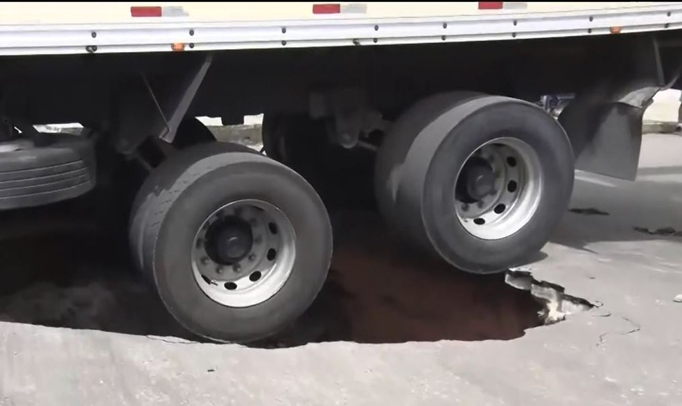 Rodas de caminhão ficaram suspensas após guincho iniciar trabalho de retirada do veículo de carga — Foto: Reprodução/TV Santa Cruz