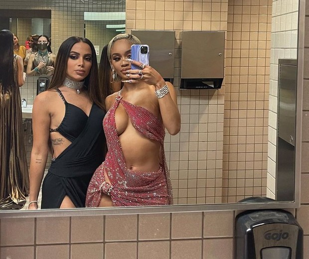 Anitta e Saweetie fazem selfie no banheiro durante o MET Gala (Foto: Reprodução/Instagram)