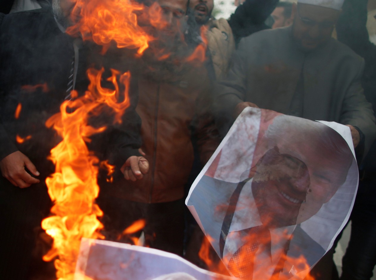 Palestinos queimam imagem de Donald Trump em Gaza, após anúncio de transferência de embaixada dos EUA para Jerusalém (Foto: Mohammed Salem/Reuters)