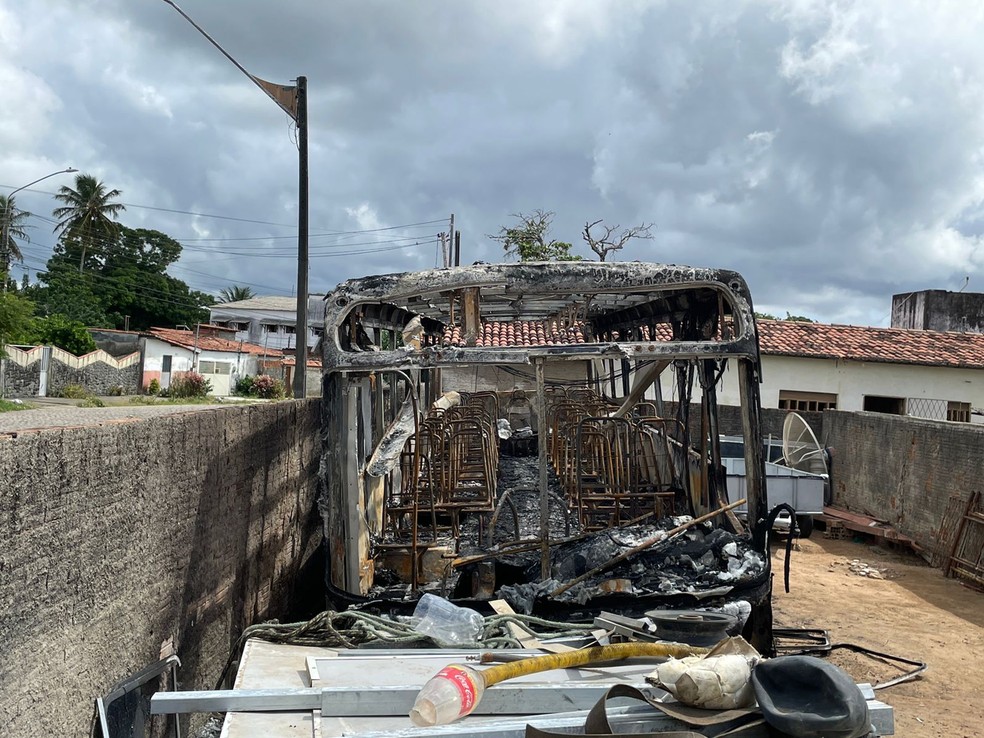 Ônibus foi incendiado na noite de terça-feira (14) — Foto: Emerson Medeiros/Inter TV Cabugi