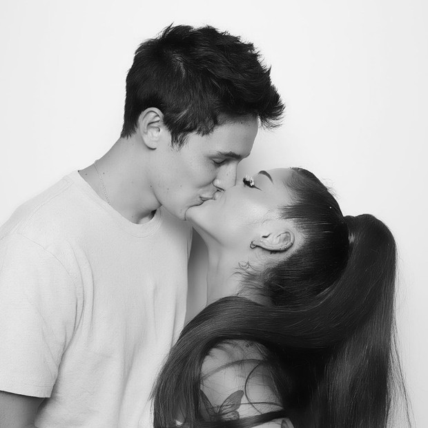 Ariana Grande dá beijão no novo namorado em festa de aniversário Quem