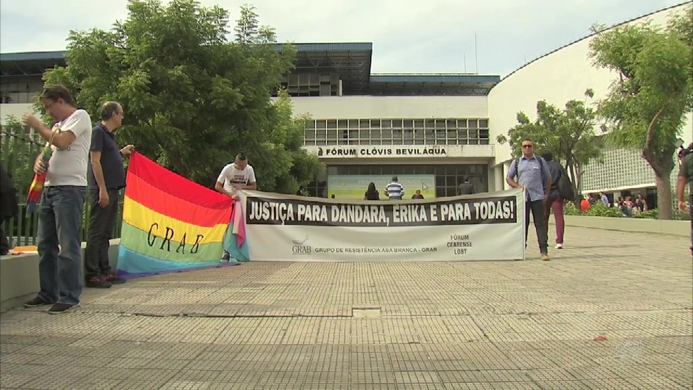 Ativistas protestam pela condenação de acusados de matar Dandara dos Santos (Foto: TV Verdes Mares/Reprodução)