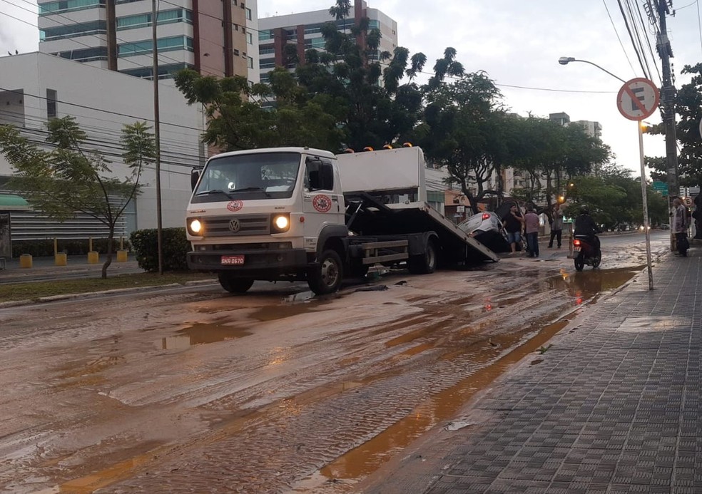 Veículo sendo retirado da via — Foto: Anderson Barbosa/TV Sergipe