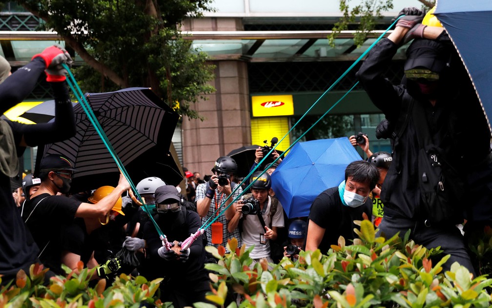 Estilingues gigantes são construídos com elásticos para mandar projéteis e pedras contra a polícia — Foto: Reuters/Kim Kyung-Hoon