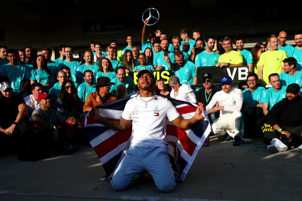 Lewis Hamilton comemora hexa com a equipe Mercedes — Foto: Getty Images