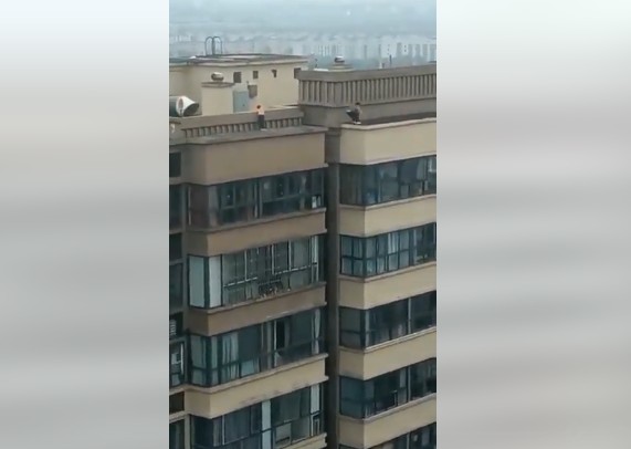 Vídeo mostra meninos pulando de um prédio a outro, na China (Foto: Reprodução/Facebook/Periódico EL DIARIO Boyacá)