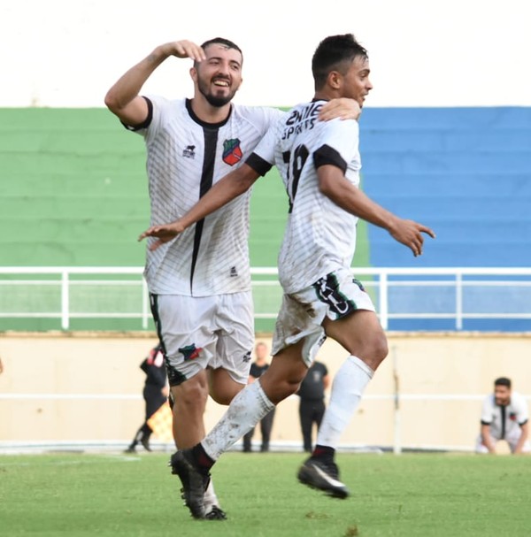 Juninho (D) comemora gol marcado contra o Náuas, no 1º turno do Campeonato Acreano 2020 — Foto: Arquivo pessoal/Manoel Façanha