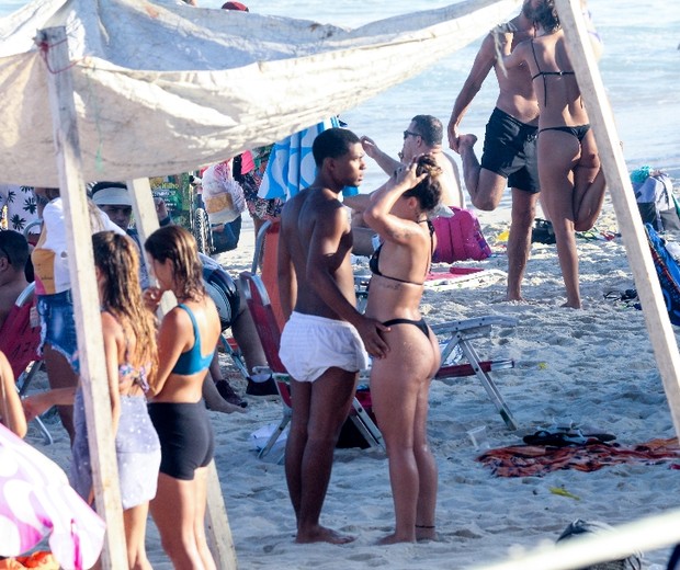 Juan Paiva e a namorada, Luana Souza, curtem praia no Rio de Janeiro (Foto: JC Pereira/AgNews)