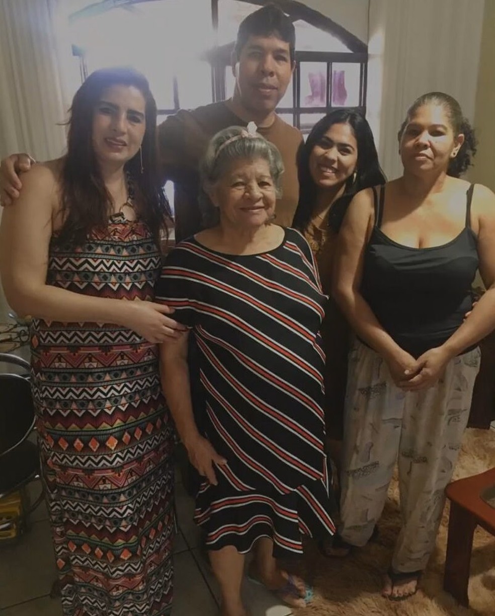 Familiares ao lado de Arminda Silva, de 76 anos, no DF — Foto: TV Globo/Reprodução