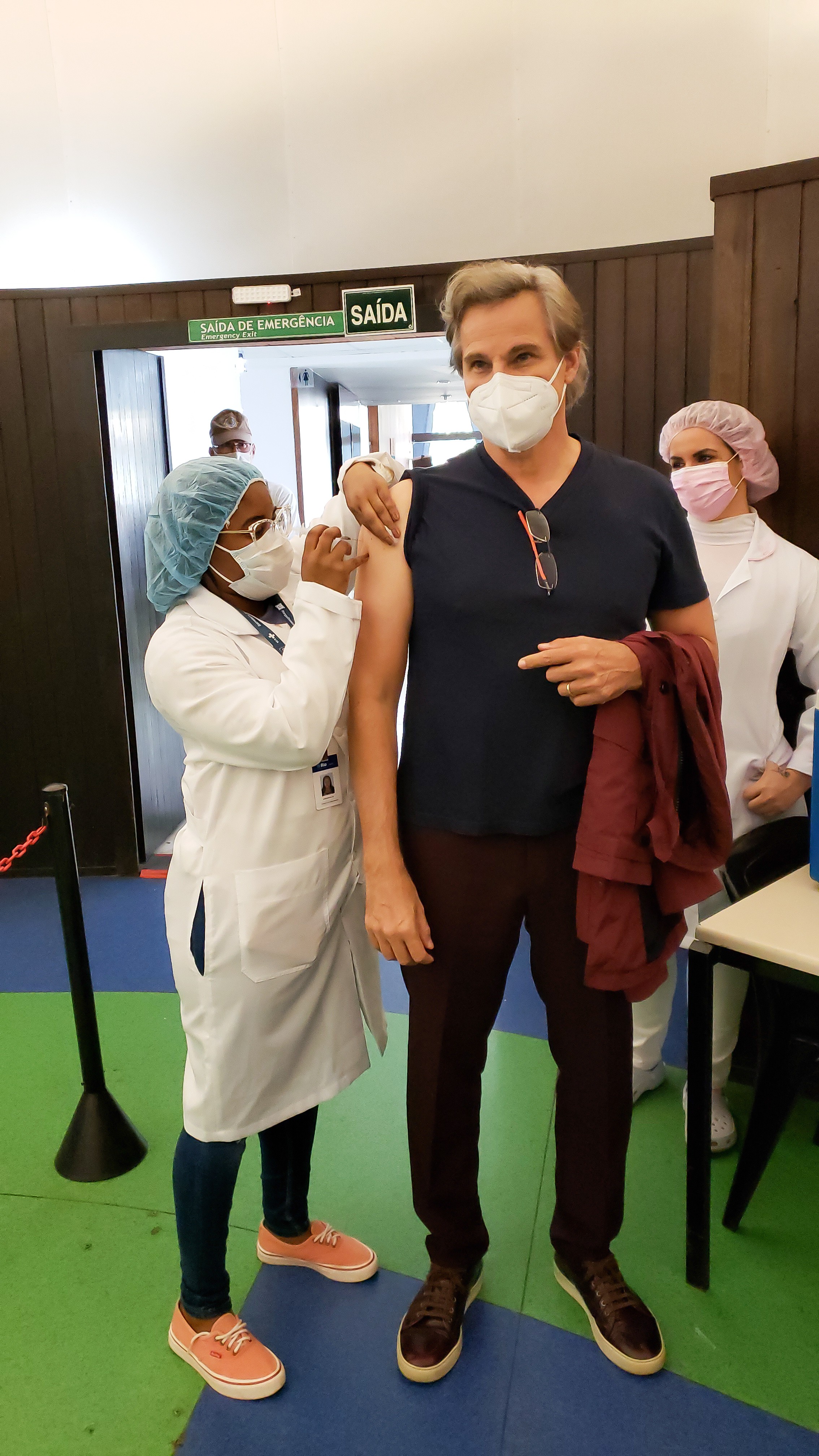 Edson Celulari toma segunda dose da vacina (Foto: Fabricio Pioyani/AgNews)