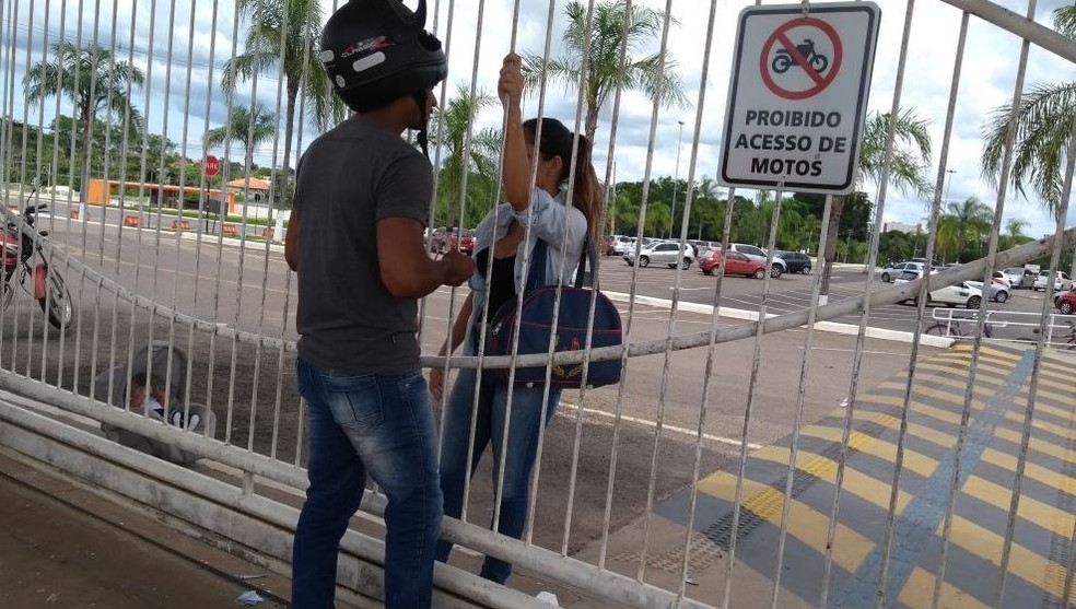 Após perder a prova, Maikon Kennedy ainda tentou ficar com a criança, mas não foi autorizado  (Foto: Aline Nascimento/G1)