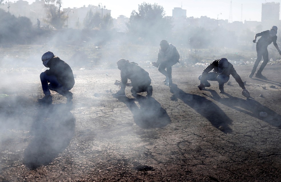 Palestinos protestam nesta sexta-feira (8) em Ramallah (Foto: Goran Tomasevic/ Reuters)