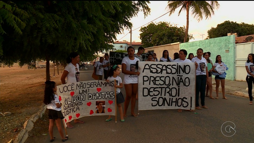 Em 2016, Manifestação cobrou a prisão de assassino de Alisson Dantas — Foto: Reprodução/ TV Grande Rio