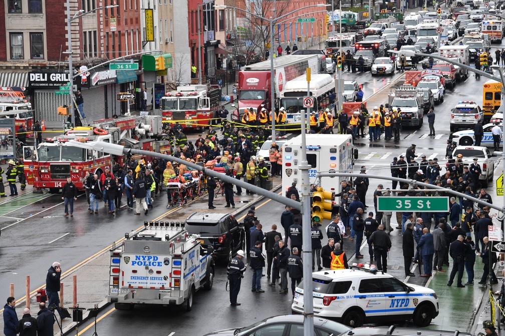 Membros do Departamento de Polícia de Nova York e veículos de emergência lotam as ruas após tiroteio em uma estação de metrô no bairro de Brooklyn, em Nova York, nesta terça-feira (12) — Foto: Angela Weiss/AFP