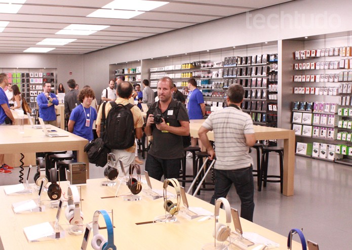 Lado de dentro da Apple Store brasileira (Foto: Allan Melo / TechTudo)