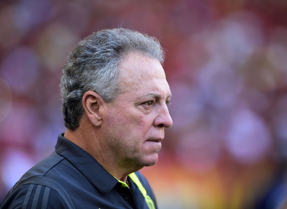Abel Braga n&atilde;o ficou satisfeito com o que viu no Maracan&atilde;  &mdash; Foto: Andr&eacute; Dur&atilde;o