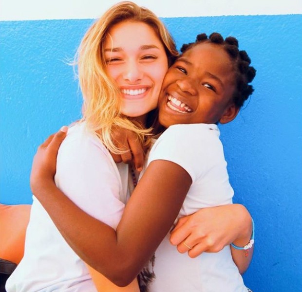 Sasha Meneghel posa com menina atendida pela Ong Baluarte (Foto: Reprodução / Instagram)