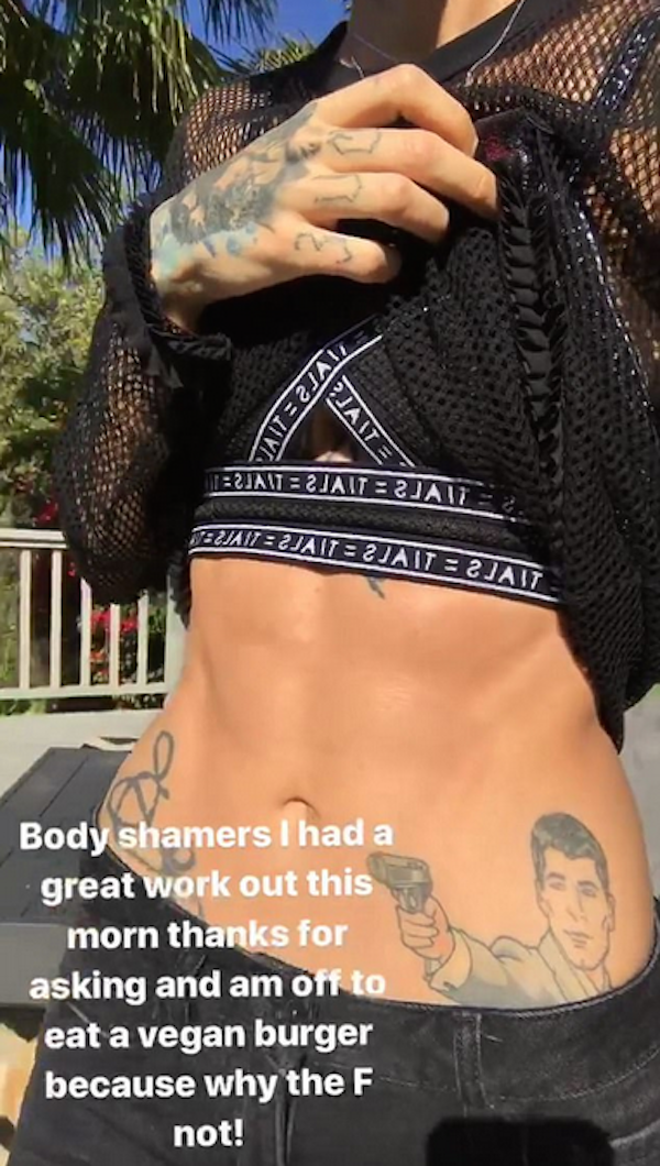 A foto da atriz, modelo e DJ Ruby Rose mostrando sua barriga (Foto: Instagram)