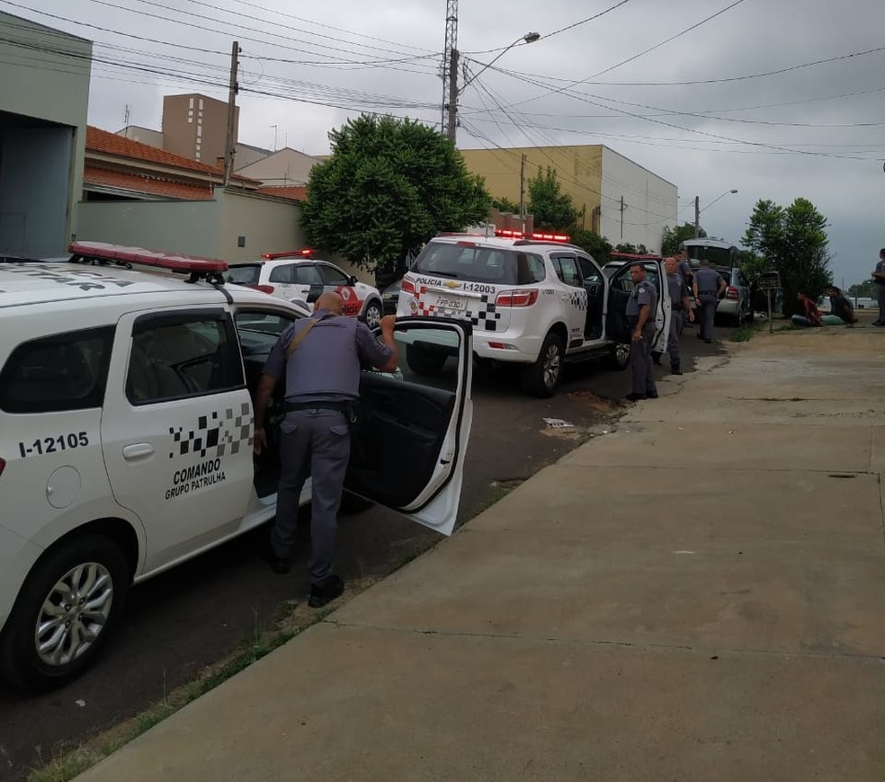 Motorista e outras três pessoas que estavam no depósito foram encaminhadas para a Polícia Federal — Foto: Polícia Militar/Divulgação