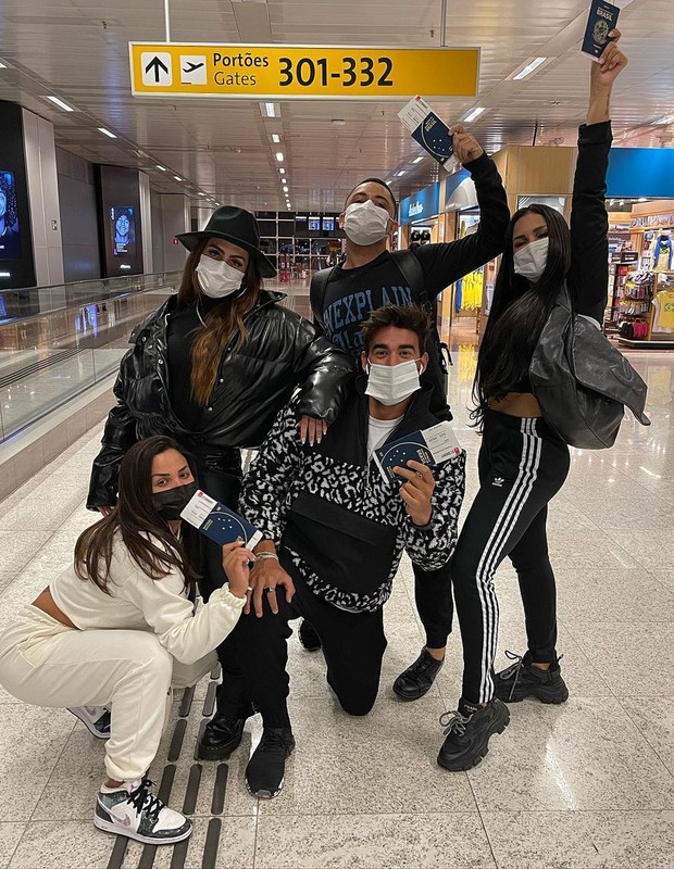 Catherine Bascoy, Maxsuelzinho, Gabily, Gui Napolitano e Flay em aeroporto antes de embarcar (Foto: Reprodução/Instagram)