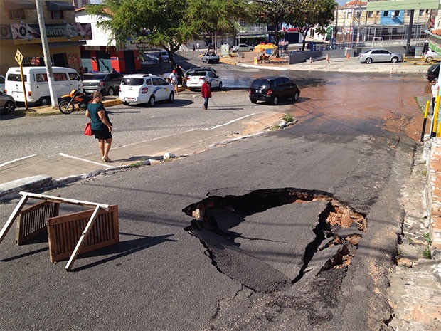 Cratera abre na rua São Jorge, no bairro das Rocas (Foto: Carlos Arthur da Cruz/G1)
