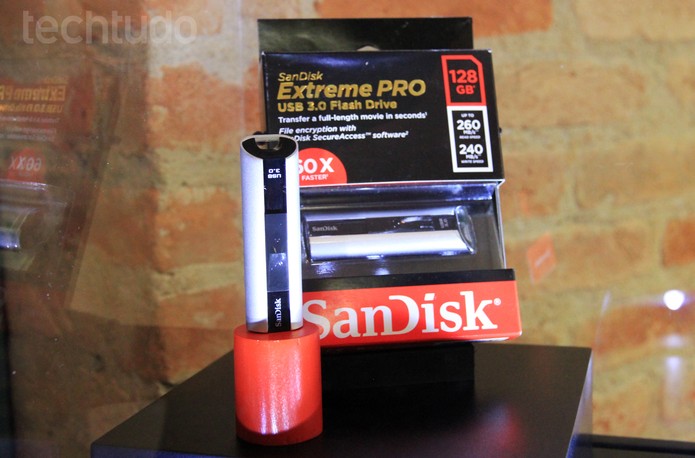 SanDisk Extreme PRO USB 3.0 Flash Drive é um pen drive premium com foco na ultravelocidade de transferência (Foto: Isadora Díaz/TechTudo)