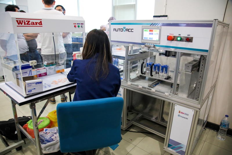 “AutoVacc” foi desenvolvido para extrair doses extras dos frascos de imunizantes e facilitar os processos para profissionais da saúde  (Foto: Reprodução/Reuters)