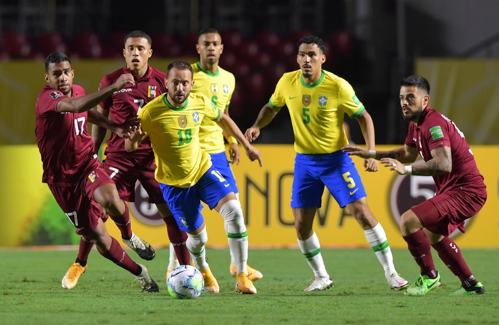 Everton Ribeiro foi titular nos dois últimos jogos do Brasil, contra Venezuela e Uruguai — Foto: Reuters
