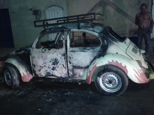 Chamas danificaram carro  (Foto: Divulgação / Corpo de Bombeiros)