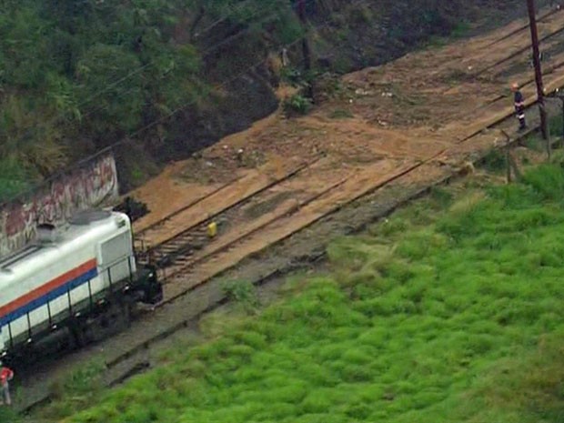 Circulação de trens é interrompida por causa de lama em trilhos da CPTM (Foto: Reprodução TV Globo)