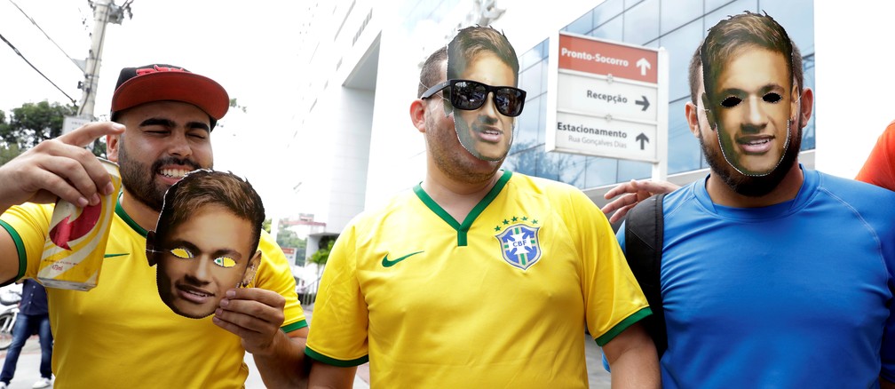Torcida leva ceveja e mscaras de Neymar para porta do hospital (Foto: Reuters)