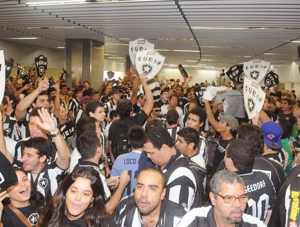 Torcida do Botafogo na chegada de Seedorf (Foto: Rafael Cavalieri / Globoesporte.com)