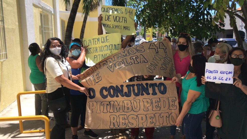 Manifestantes pedem retorno de linhas de ônibus em diversos bairros de Natal. — Foto: Geraldo Jerônimo/Inter TV Cabugi