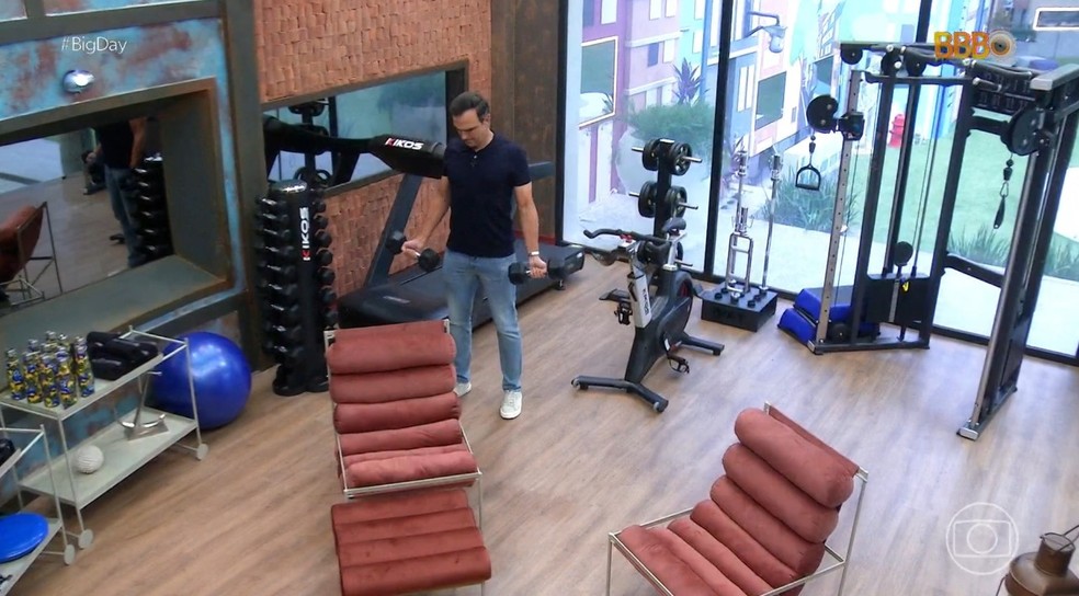 BBB 23: Tadeu Schmidt malha na academia — Foto: Globo