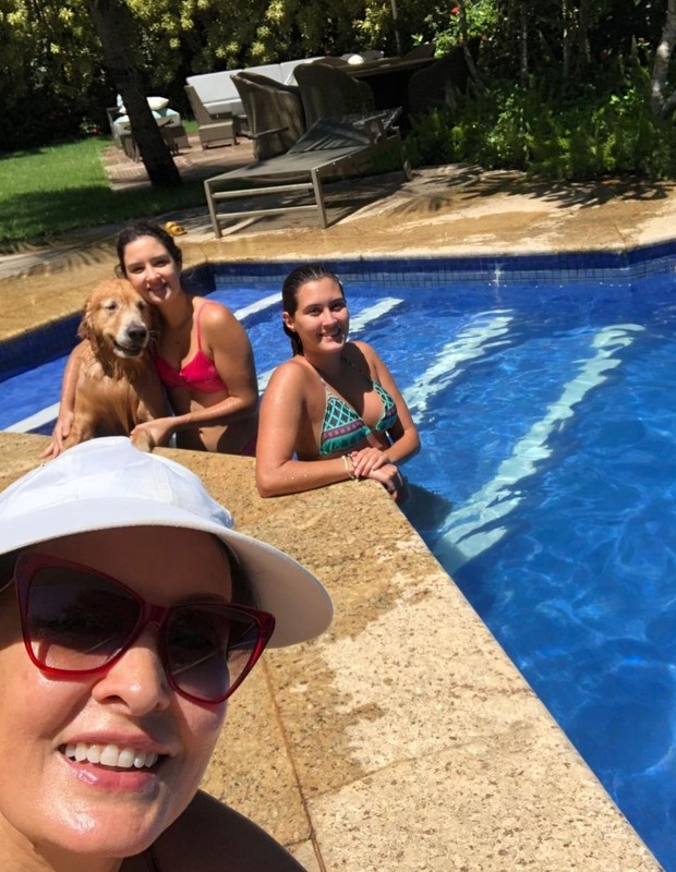 Fátima Bernardes e as filhas com Gulliver (Foto: Reprodução/Instagram )
