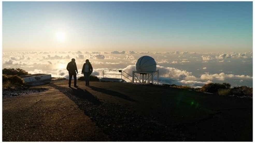 Telescópio está localizado acima das nuvens para que possa obter uma visão clara do céu à noite — Foto: BBC NEWS/KEVIN CHURCH