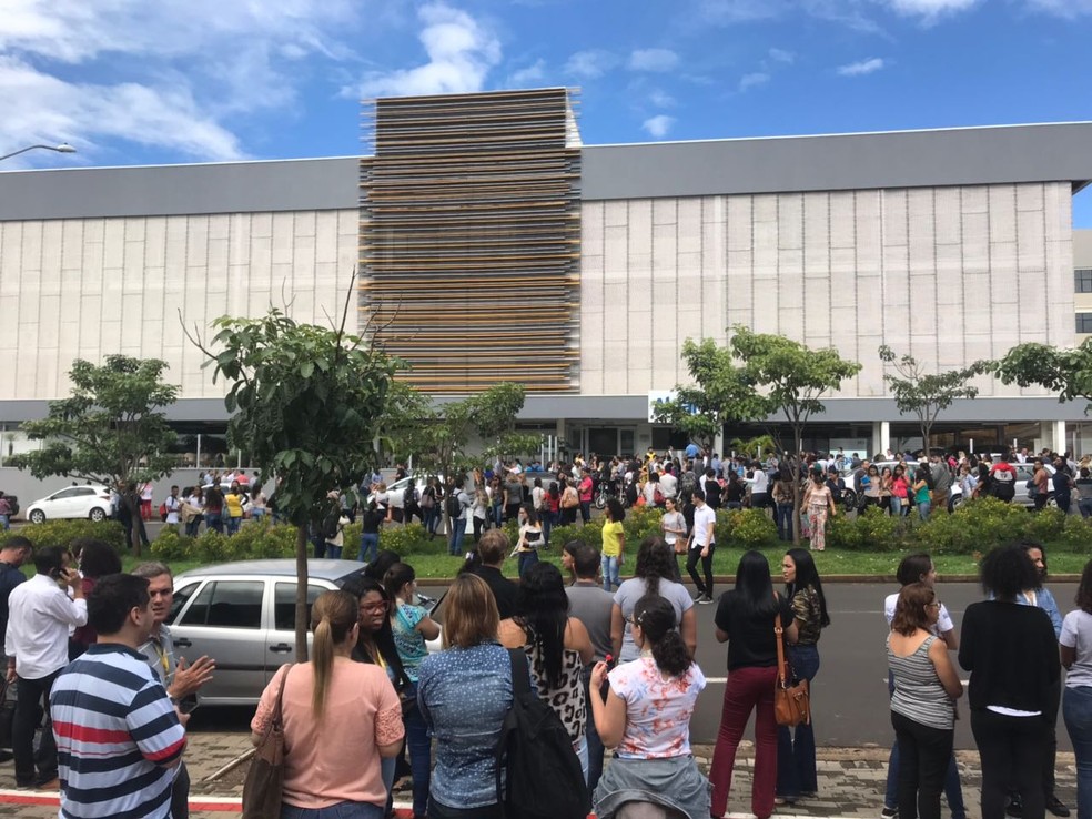 Pr&eacute;dio de empresa em Uberl&acirc;ndia foi evacuado ap&oacute;s tremores (Foto: G1)
