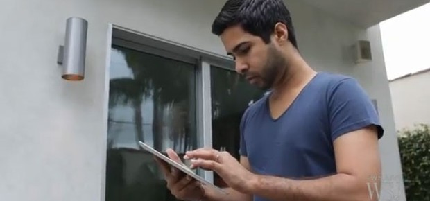Savan Kotecha controla sua casa por meio de um aplicativo instalado no seu iPad (Foto: Reprodução Youtube)