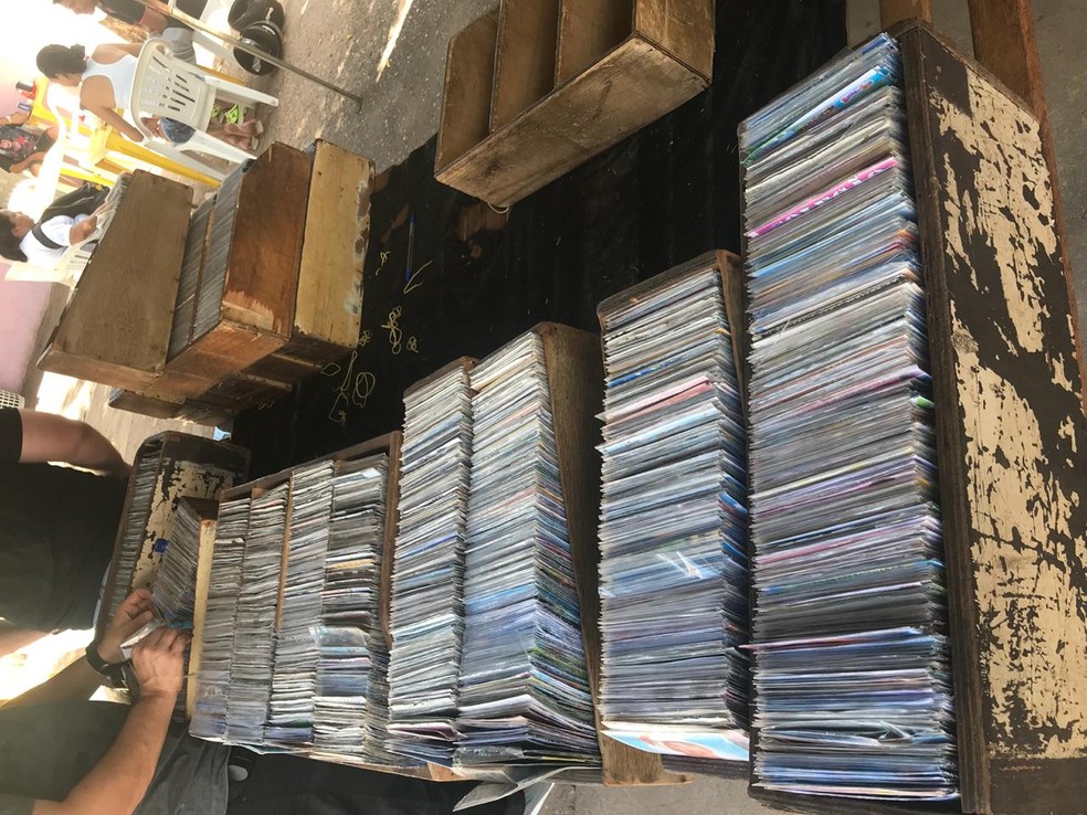 Ambulante foi detido em Cuiabá com quase 5 mil CDs e DVDs piratas em banca — Foto: Polícia Civil de Mato Grosso/Assessoria