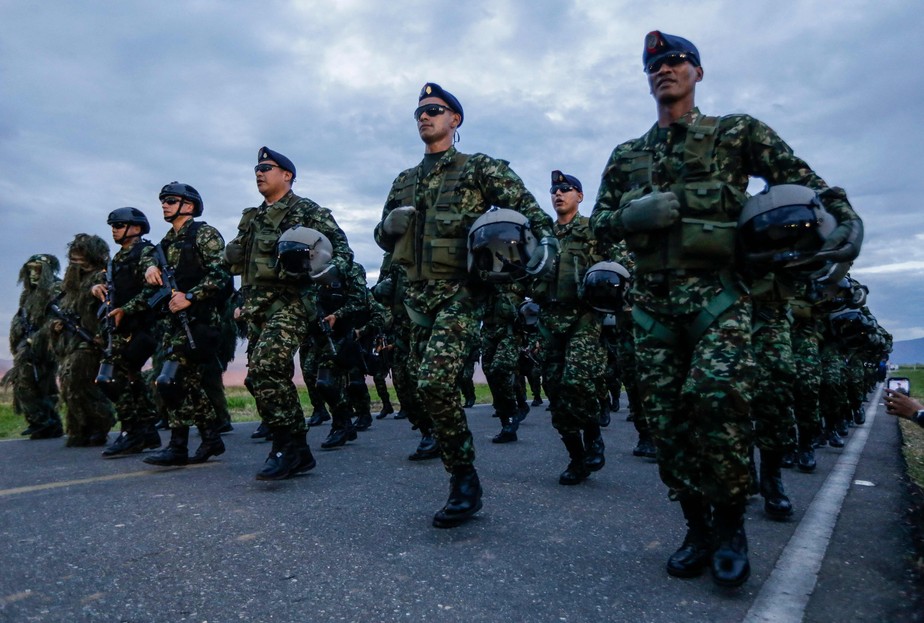 Forças Armadas colombianas participam de parada militar em celebração pelo Dia do Exército do país em Tolemaida, sudeste de Bogotá