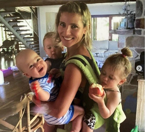 A foto compartilhada pelo ator Chris Hemsworth para celebra o Dia das Mães, com a esposa dele, a atriz Elsa Pataky, carregando os três filhos dos dois (Foto: Instagram)