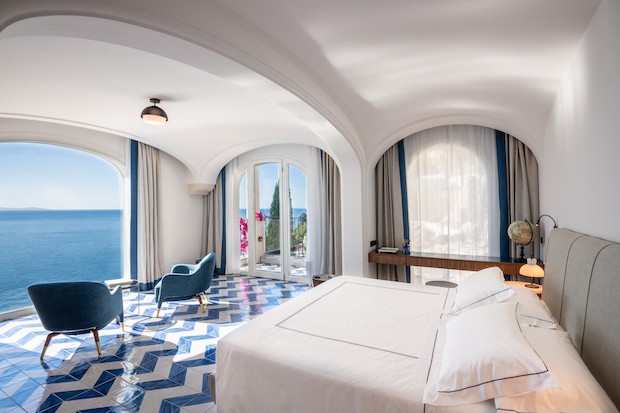Os entrelaçados azulejos azuis e brancos combinam com os lençóis Once Milano e Dedar e têxteis Rubelli (Foto: Enzo Rando / Divulgação)