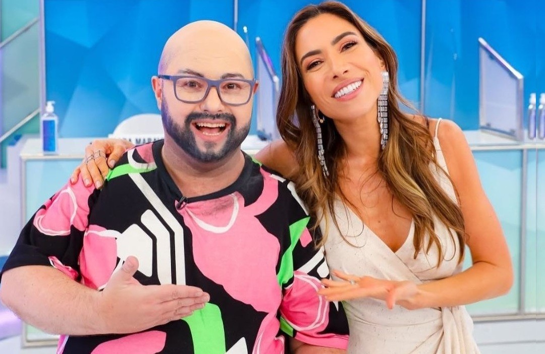 Tiago AbravaMel, personagem de Alexandre Porpetone inspirado em Tiago Abravanel, posa com a apresentadora Patricia Abravanel (Foto: Reprodução/Instagram)