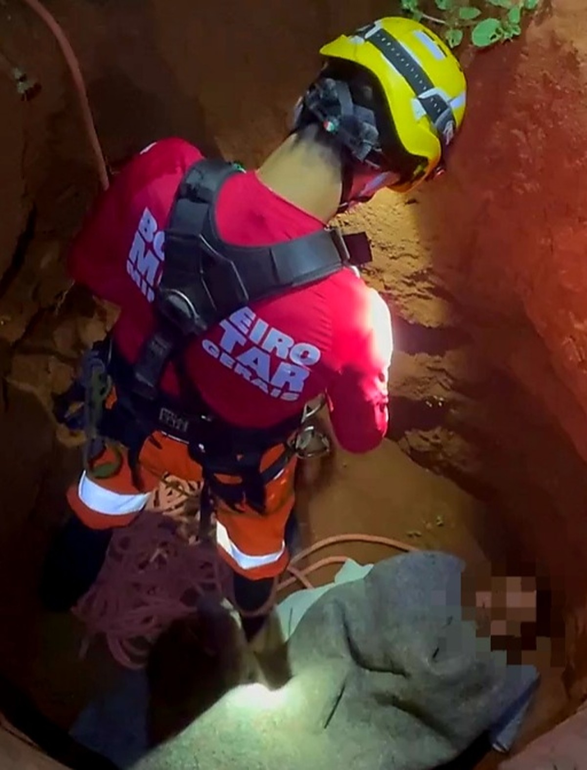 Homem cai em fossa com 3 metros de profundidade e é resgatado pelo Corpo de Bombeiros em São João da Ponte