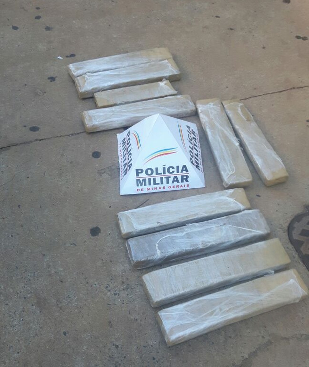 Polícia apreendeu 12 kg de maconha (Foto: Polícia Militar/ Divulgação)