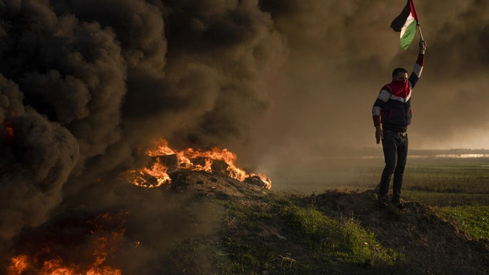 Palestinos protestam queimando pneus após operação militar israelense matar nove pessoas em Jenin (26/01/2023). — Foto: AP/Fatima Shbair