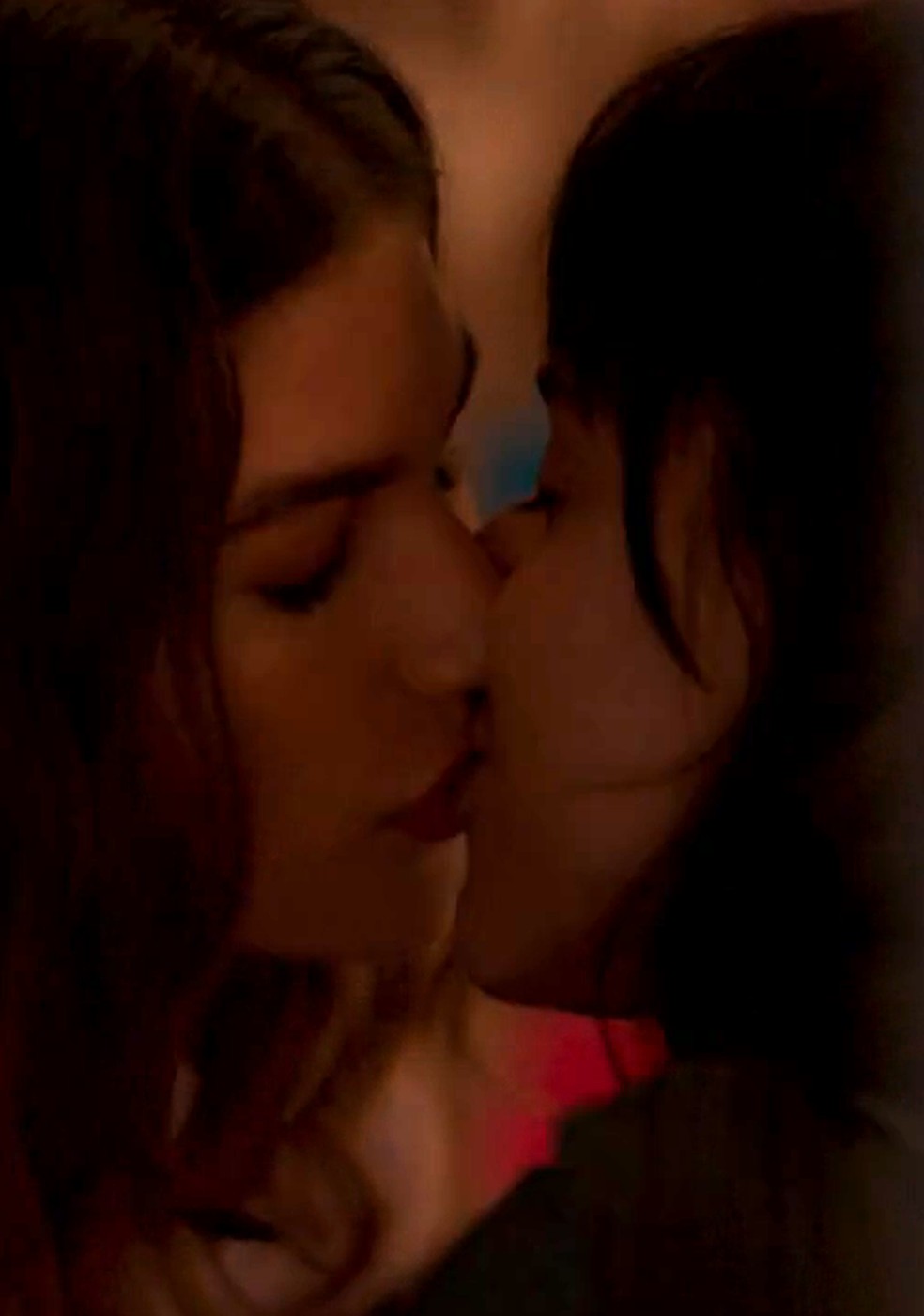 Samantha (Giovanna Grigio) e Lica (Manoela Aliperti) se beijam na Caverna do Futuro em 'Malhação - Viva a Diferença' — Foto: Globo