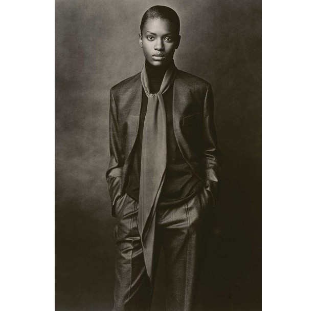 Martin Margiela for Hermès A/W 2001-2002: Collarless jacket and pants in cashmere and silk, high-neck pullover in cashmere and silk, scarf ‘Losange’ in silk crêpe, 'Le Monde d’Hermès' (Foto: RALPH MECKE)